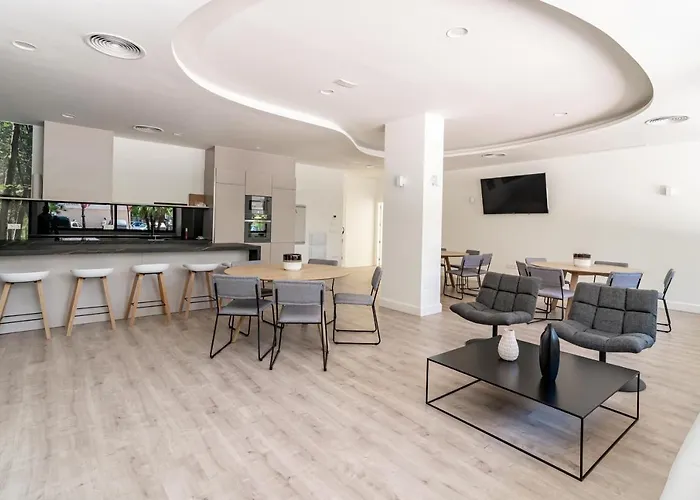 Inf42M- Modern City Apartment, Families Only
