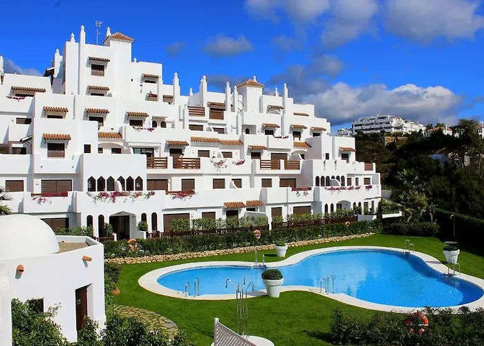 Een Ruim Zonnig Appartement Met Groot Terras In Een Mooi Complex, Op 15\' Te Voet Van Het Strand; Op 10\' Van Estepona En Van Puerto Banus.