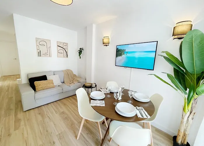 Calm Apartments Estepona Beach: Location, Beach & Old Town