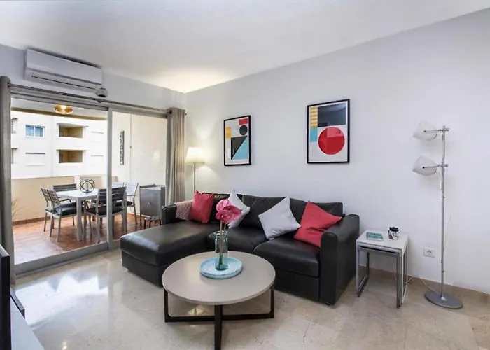 Estepona Marina, Modern Apartment, Sea Views, Balcony, Sleeps 6, Family Friendly