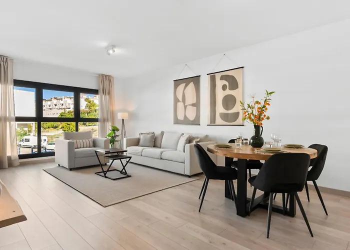 Beautiful 2-Bedroom Apartment Near Center And Beach