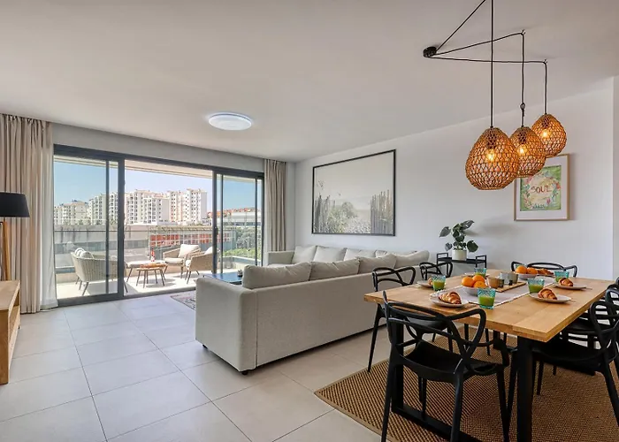 Estepona Place - Spacious Family City Apartment
