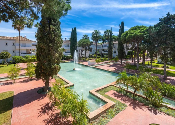 Elegant Marbella Apartment, 5-Pool Oasis, Sunlit Terrace, Garage