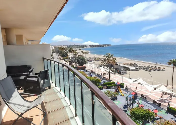 Spacious Apartment With Sea View In Estepona 140 M²