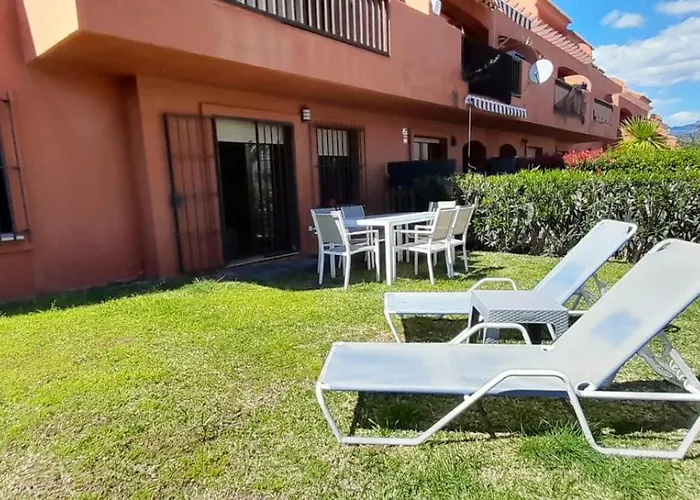 Apartamento De Tres Dormitorios Muy Espacioso Con Jardines Y Piscinas