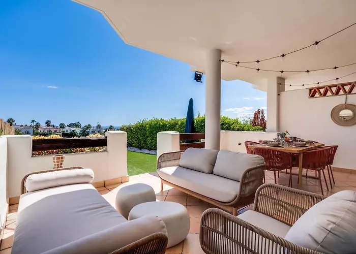 Luxury Apartment With Spacious Private Garden & Seaview