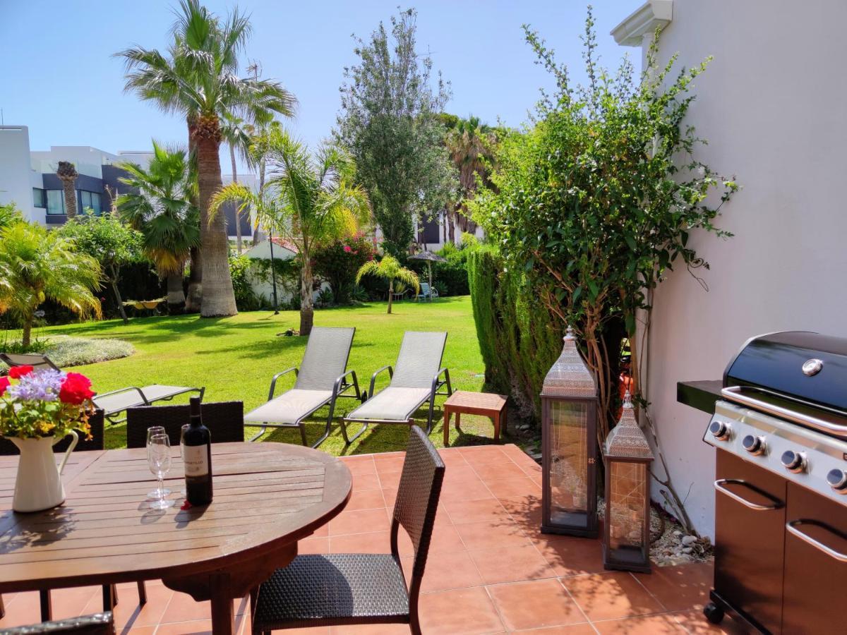 Spacious Beachfront Town House In With Fully Equipped Kitchen, Pools, Garden, Sea View Holiday home *
