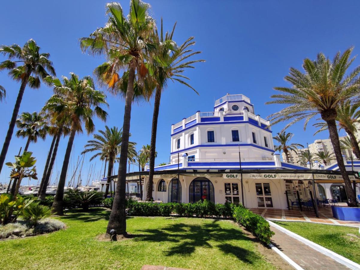 Spacious Beachfront Town House In With Fully Equipped Kitchen, Pools, Garden, Sea View
