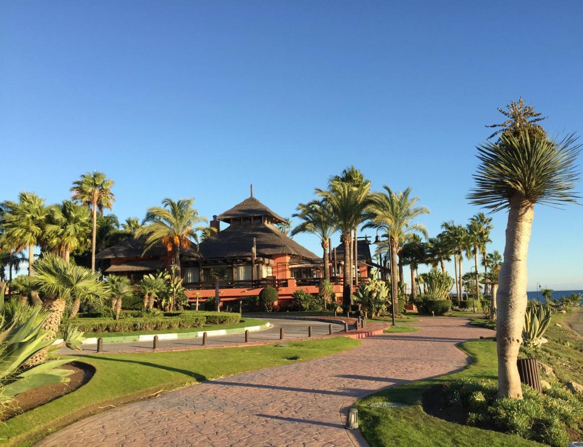 Salinas. For 4. Terrace/parking/pools/gym/4mins Estepona