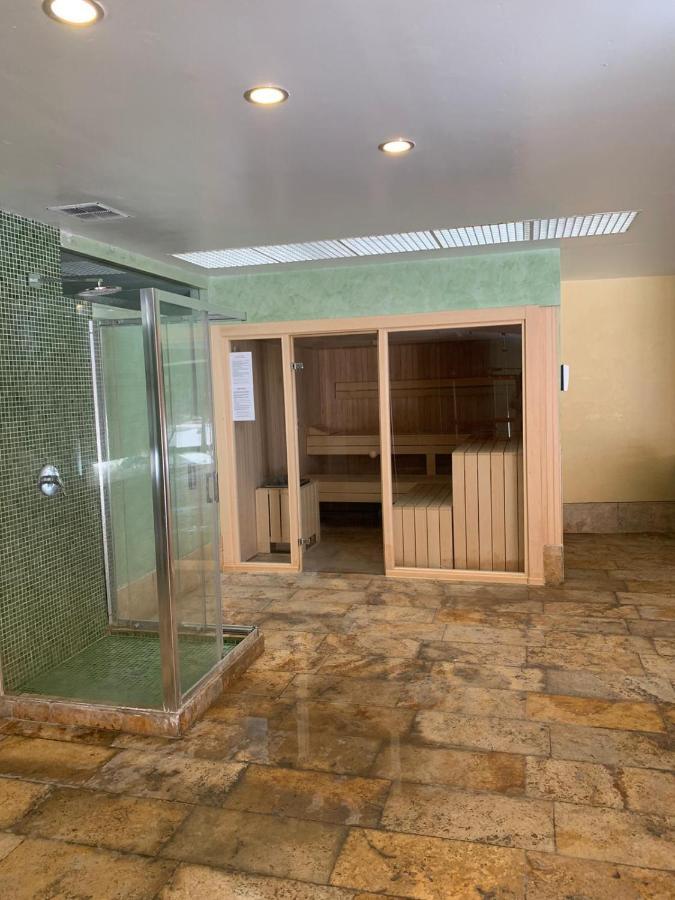 Salinas. For 4. Terrace/parking/pools/gym/4mins *