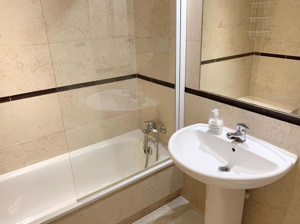 Salinas. For 4. Terrace/parking/pools/gym/4mins Apartment Estepona