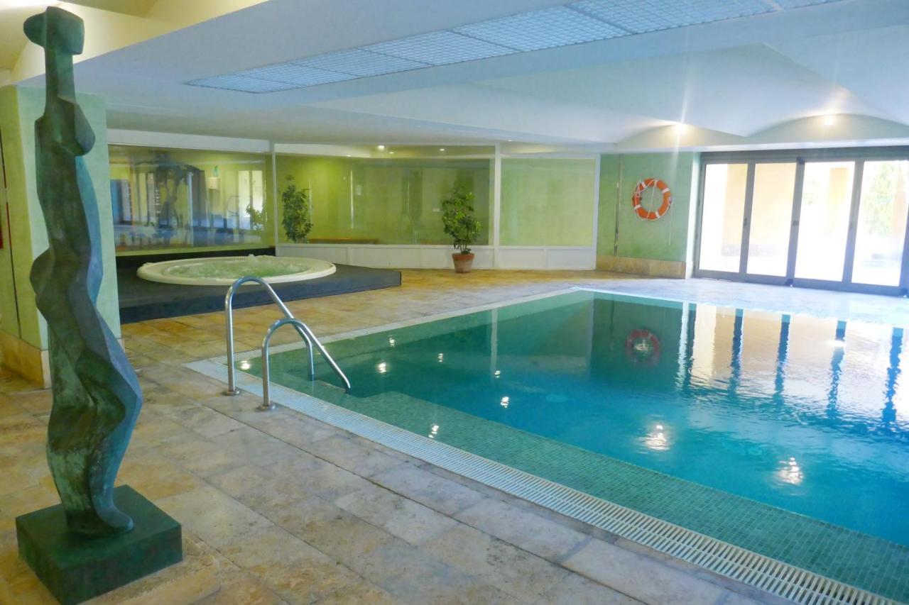 Salinas. For 4. Terrace/parking/pools/gym/4mins