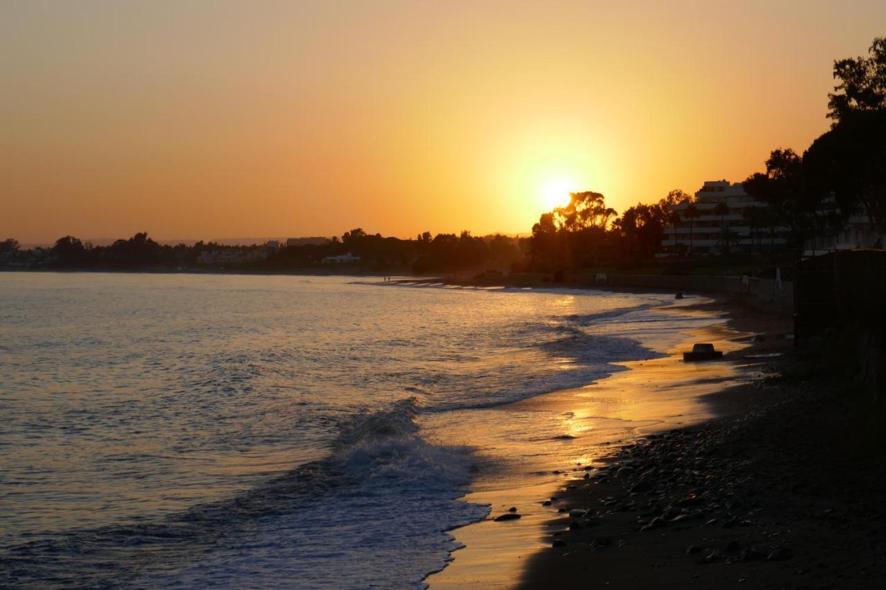 Salinas. For 4. Terrace/parking/pools/gym/4mins Estepona