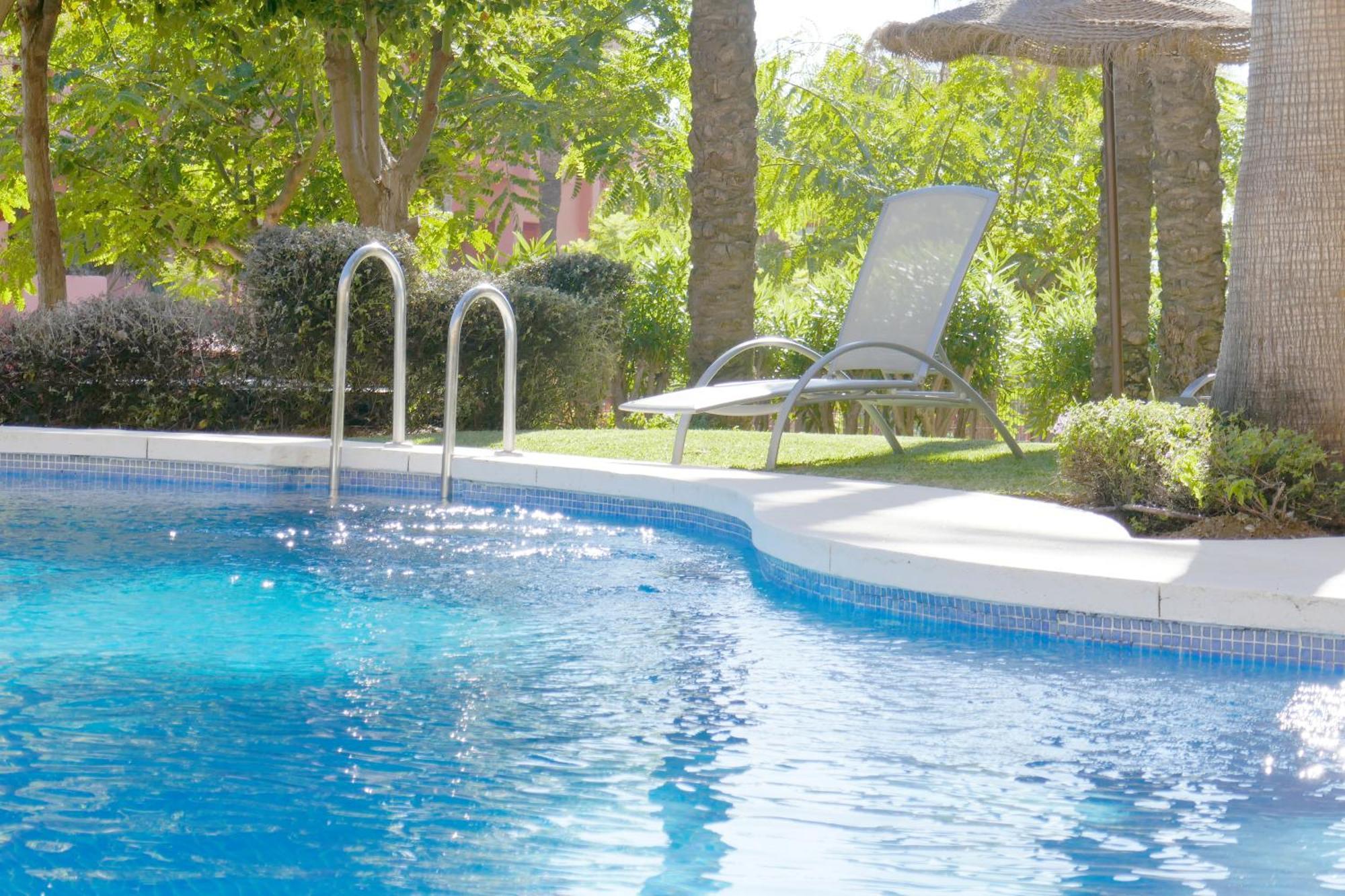 Salinas. For 4. Terrace/parking/pools/gym/4mins * Estepona