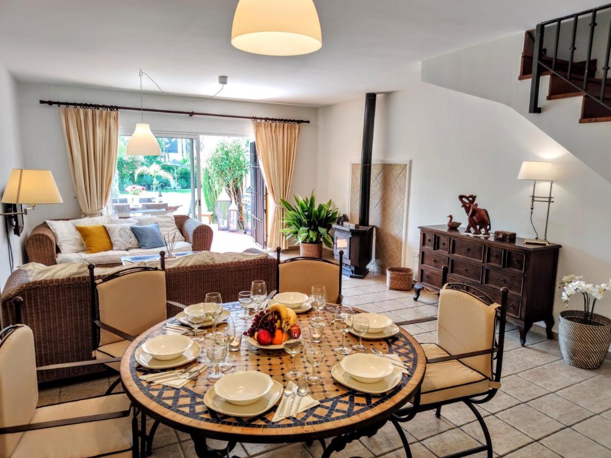 Spacious Beachfront Town House In With Fully Equipped Kitchen, Pools, Garden, Sea View *