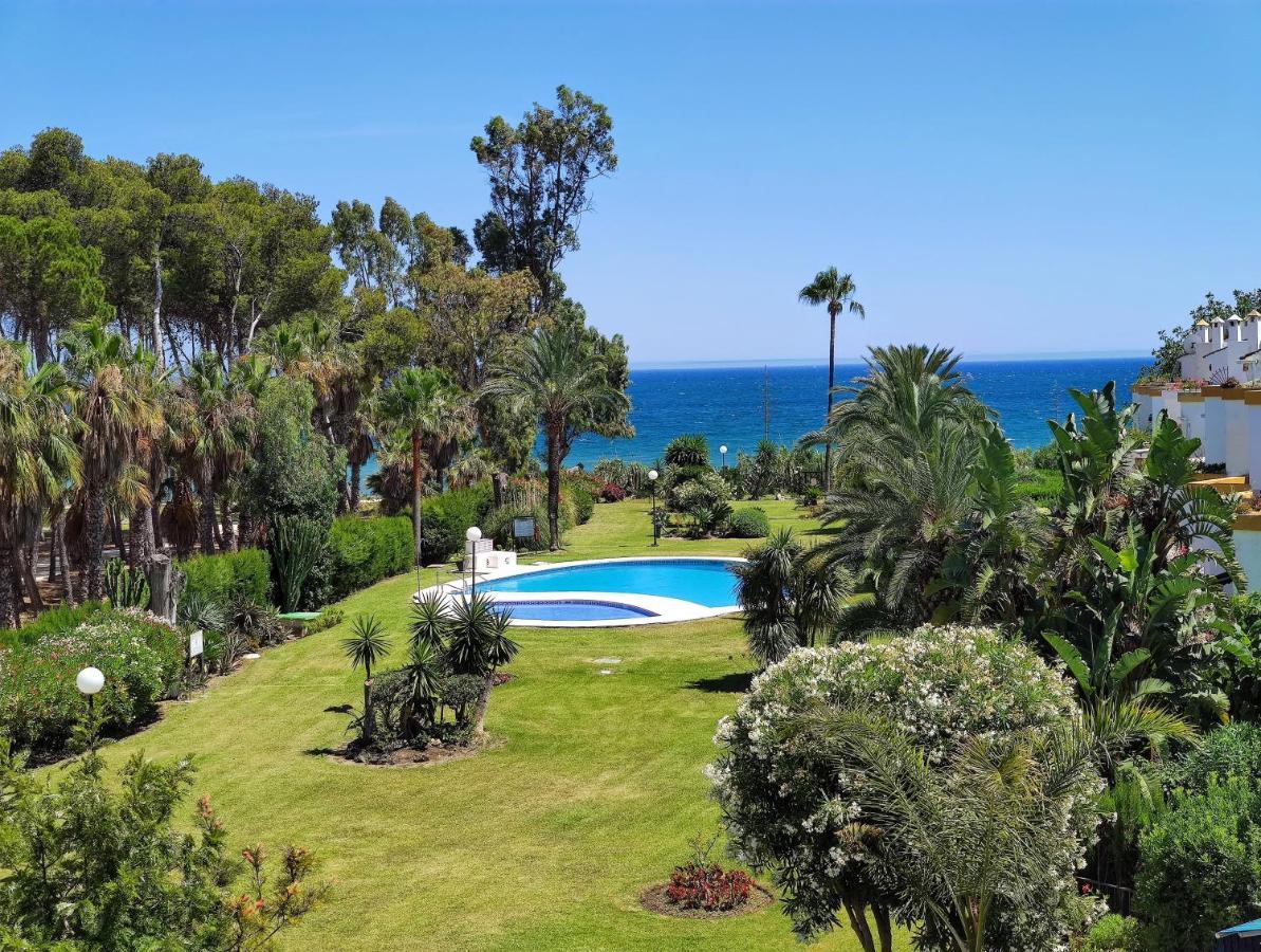 Spacious Beachfront Town House In With Fully Equipped Kitchen, Pools, Garden, Sea View Estepona