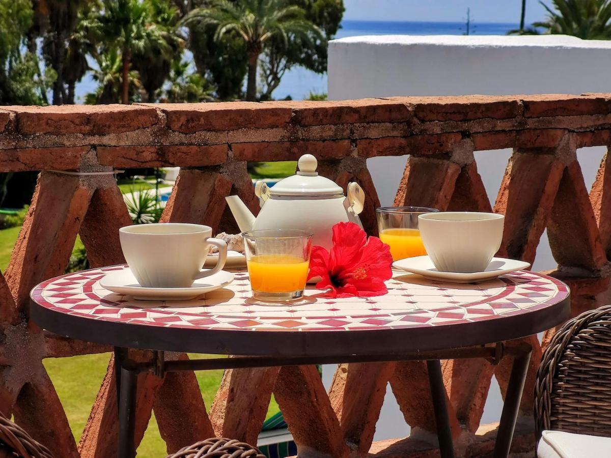 Spacious Beachfront Town House In With Fully Equipped Kitchen, Pools, Garden, Sea View