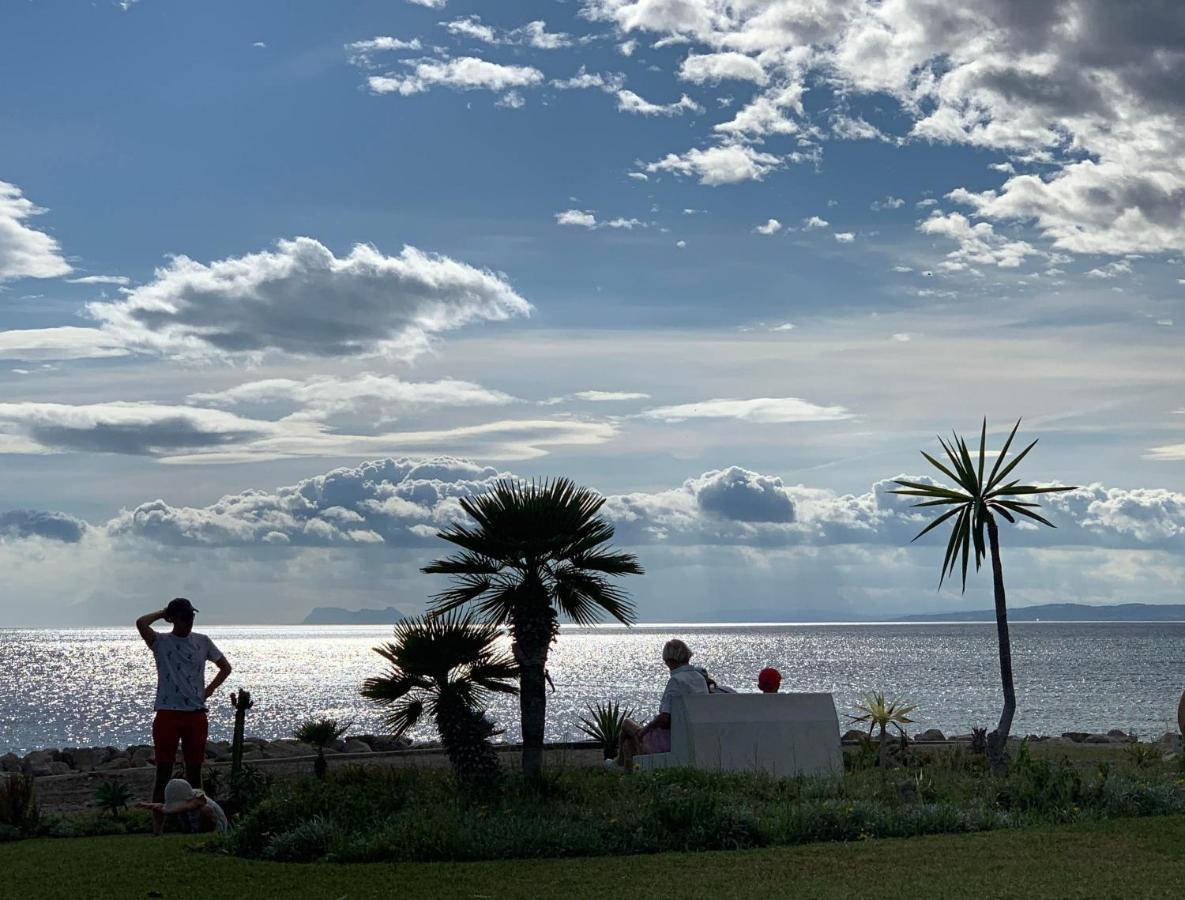 Apartment Salinas. For 4. Terrace/parking/pools/gym/4mins Estepona