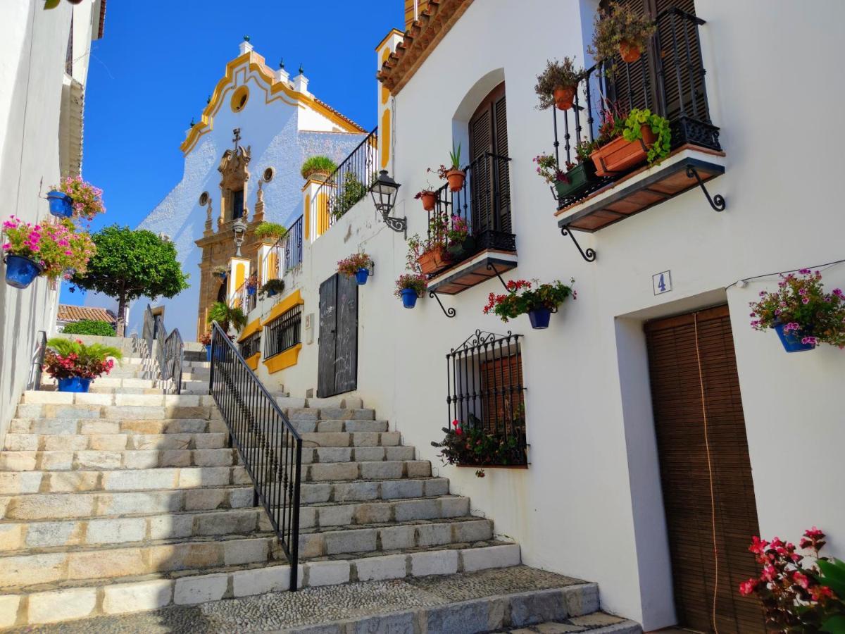 Spacious Beachfront Town House In With Fully Equipped Kitchen, Pools, Garden, Sea View Holiday home Estepona