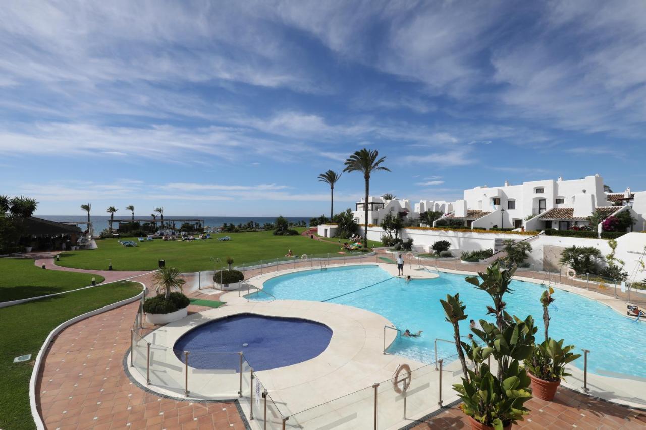Modern House Only A 3 Minute Walk To The Beach. Apartamento Estepona