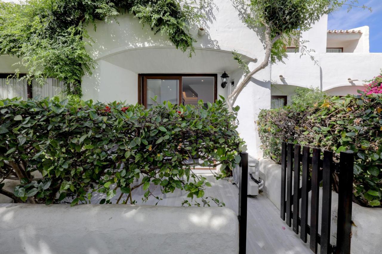 Modern House Only A 3 Minute Walk To The Beach. *