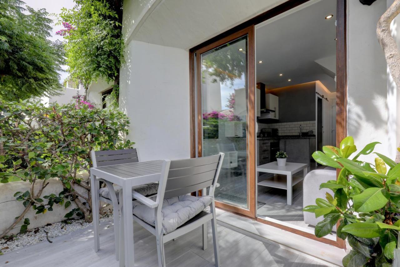 Modern House Only A 3 Minute Walk To The Beach. *