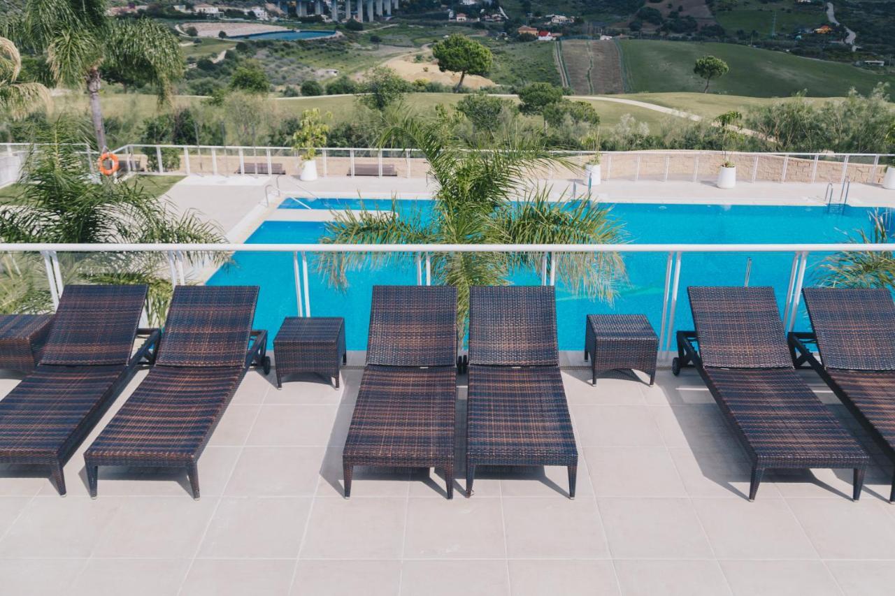 Ona Valle Golf & 4*