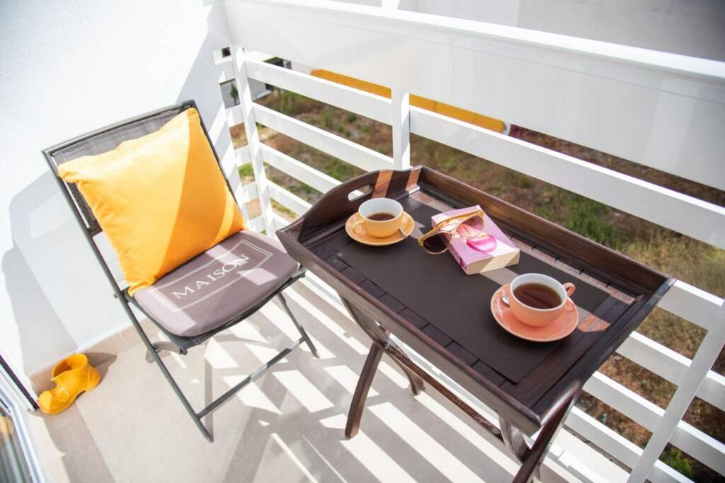 New Fantastic Location 2 Bed, 2 Bath 150m From The Beach, Central Apartment