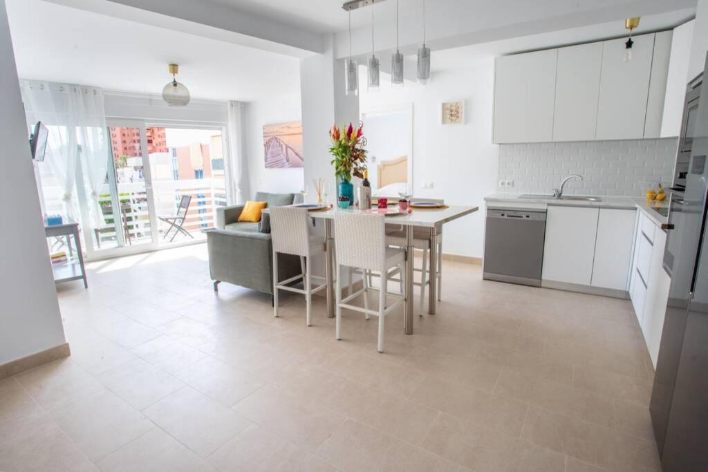 Apartment New Fantastic Location 2 Bed, 2 Bath 150m From The Beach, Central