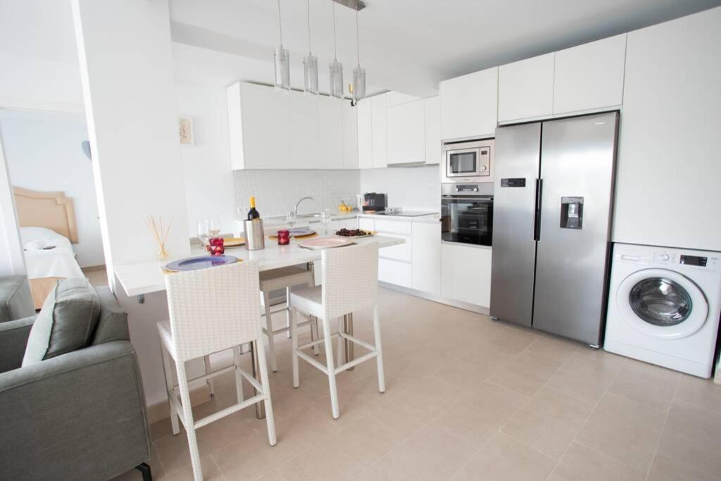 New Fantastic Location 2 Bed, 2 Bath 150m From The Beach, Central