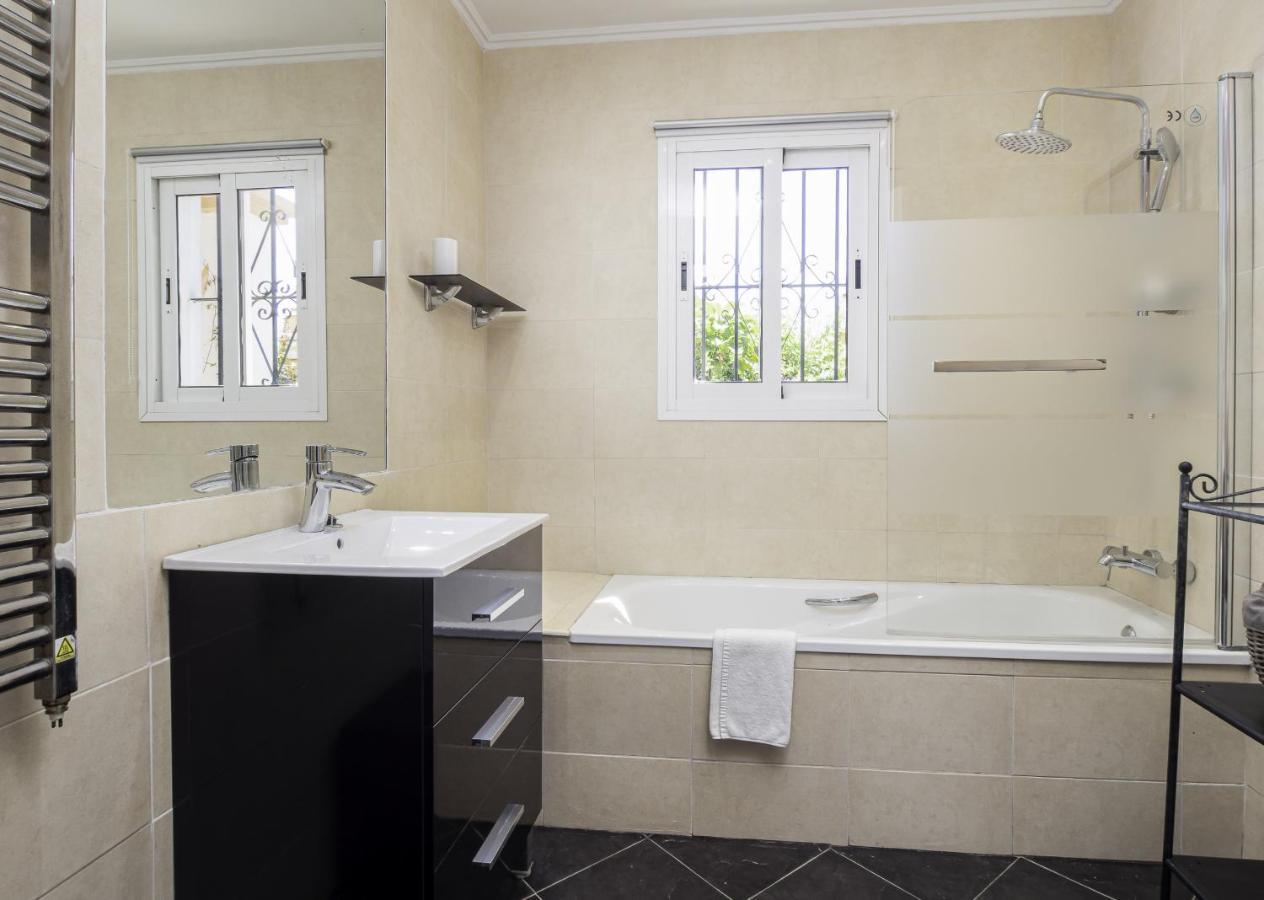 Villa 5 Beds With Private Pool Near - 5007