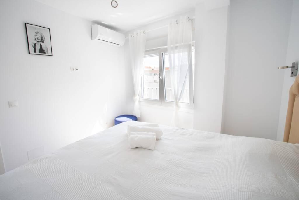 New Fantastic Location 2 Bed, 2 Bath 150m From The Beach, Central Apartment