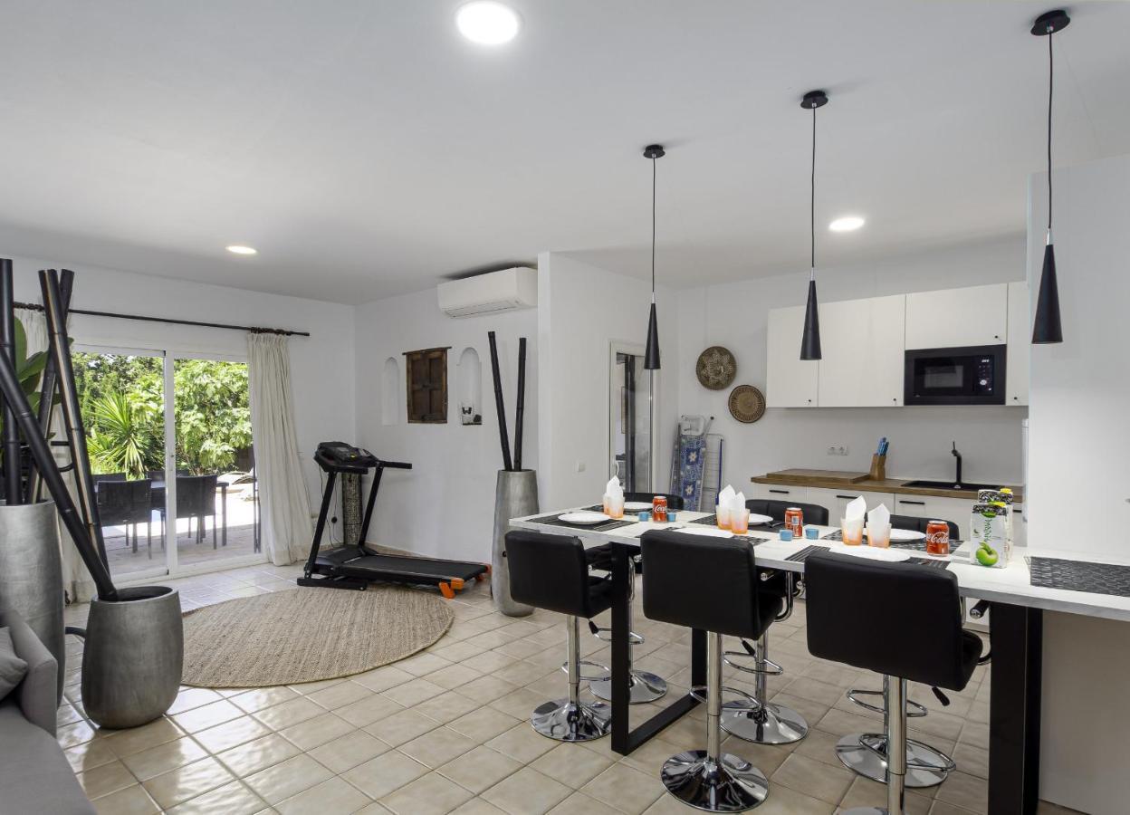 Villa 5 Beds With Private Pool Near - 5007