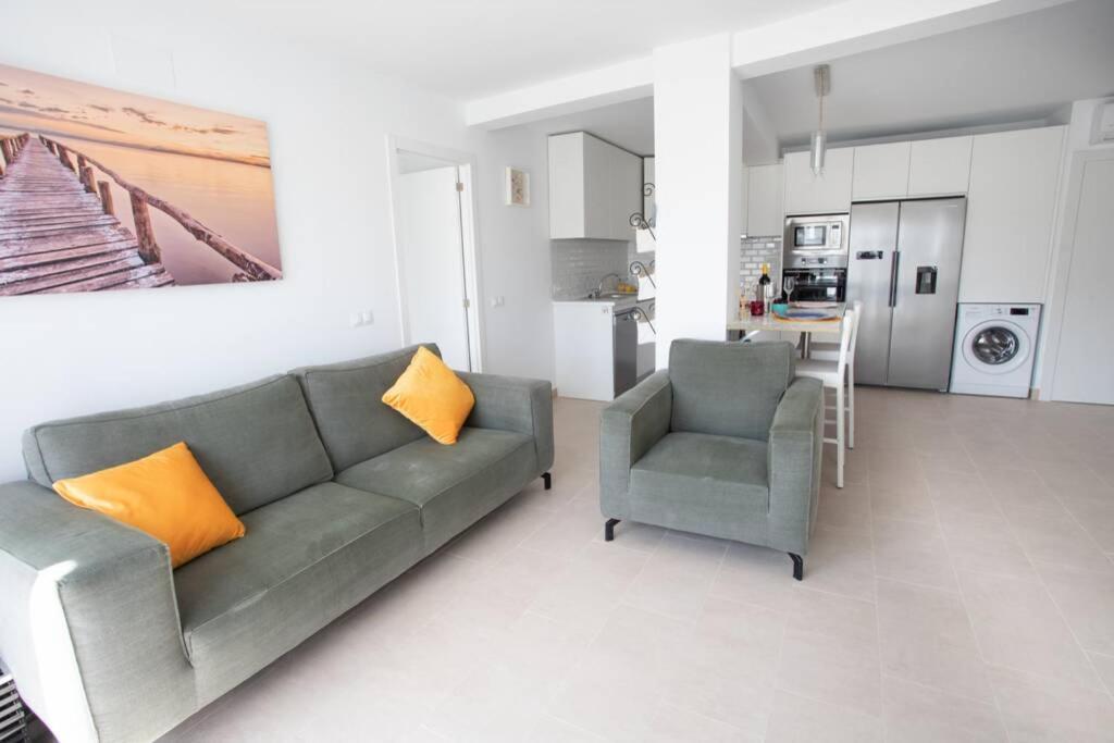 New Fantastic Location 2 Bed, 2 Bath 150m From The Beach, Central Apartment *