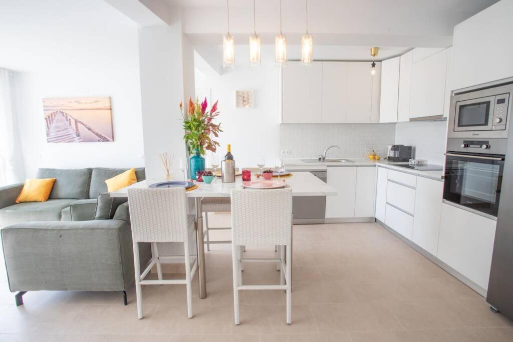 Apartment New Fantastic Location 2 Bed, 2 Bath 150m From The Beach, Central *