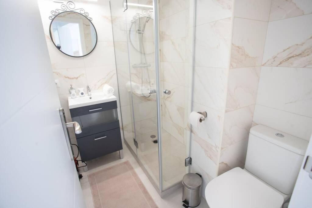 New Fantastic Location 2 Bed, 2 Bath 150m From The Beach, Central Apartment *
