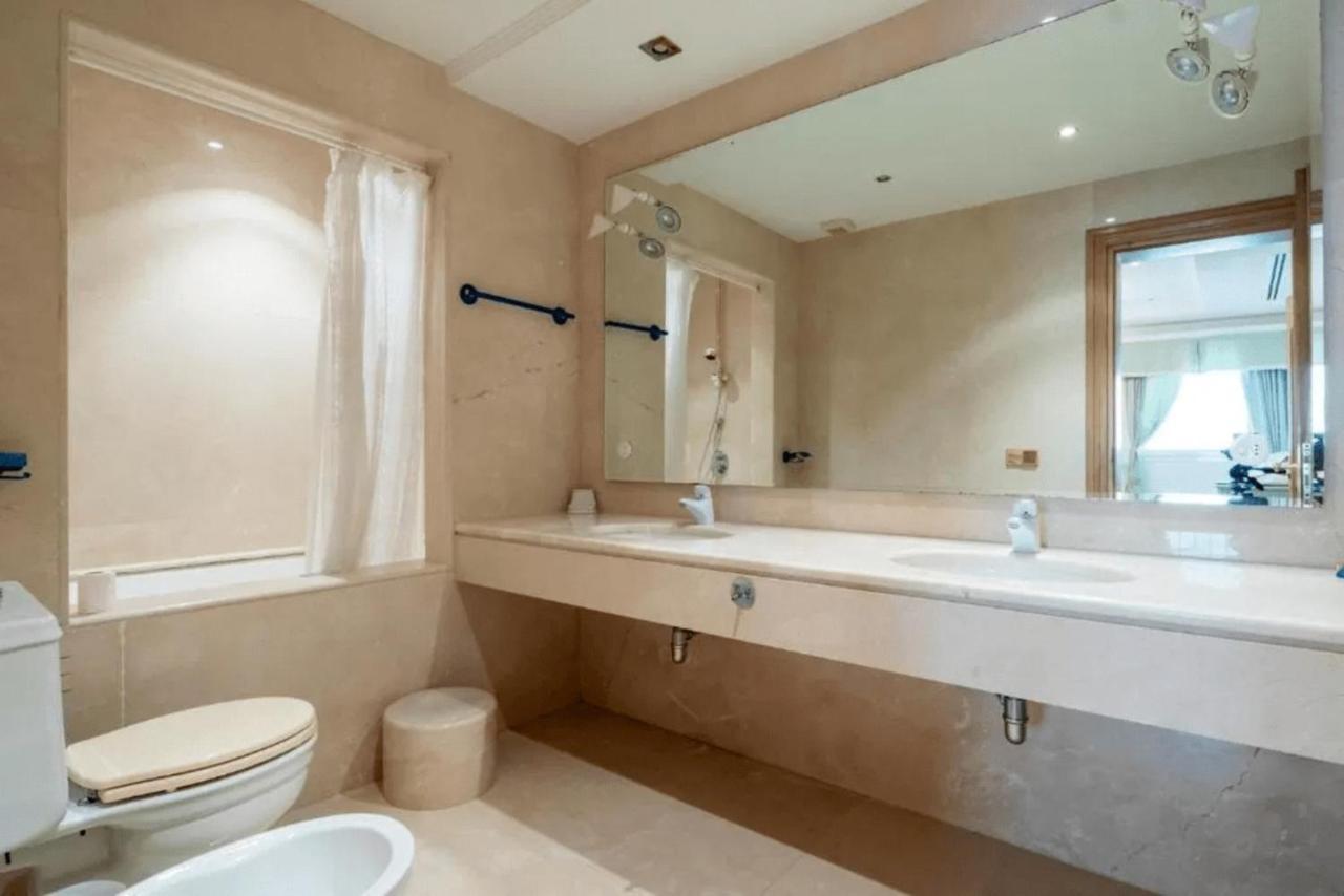 Villa The Palace Marbella - Lavish Beachfront Estepona