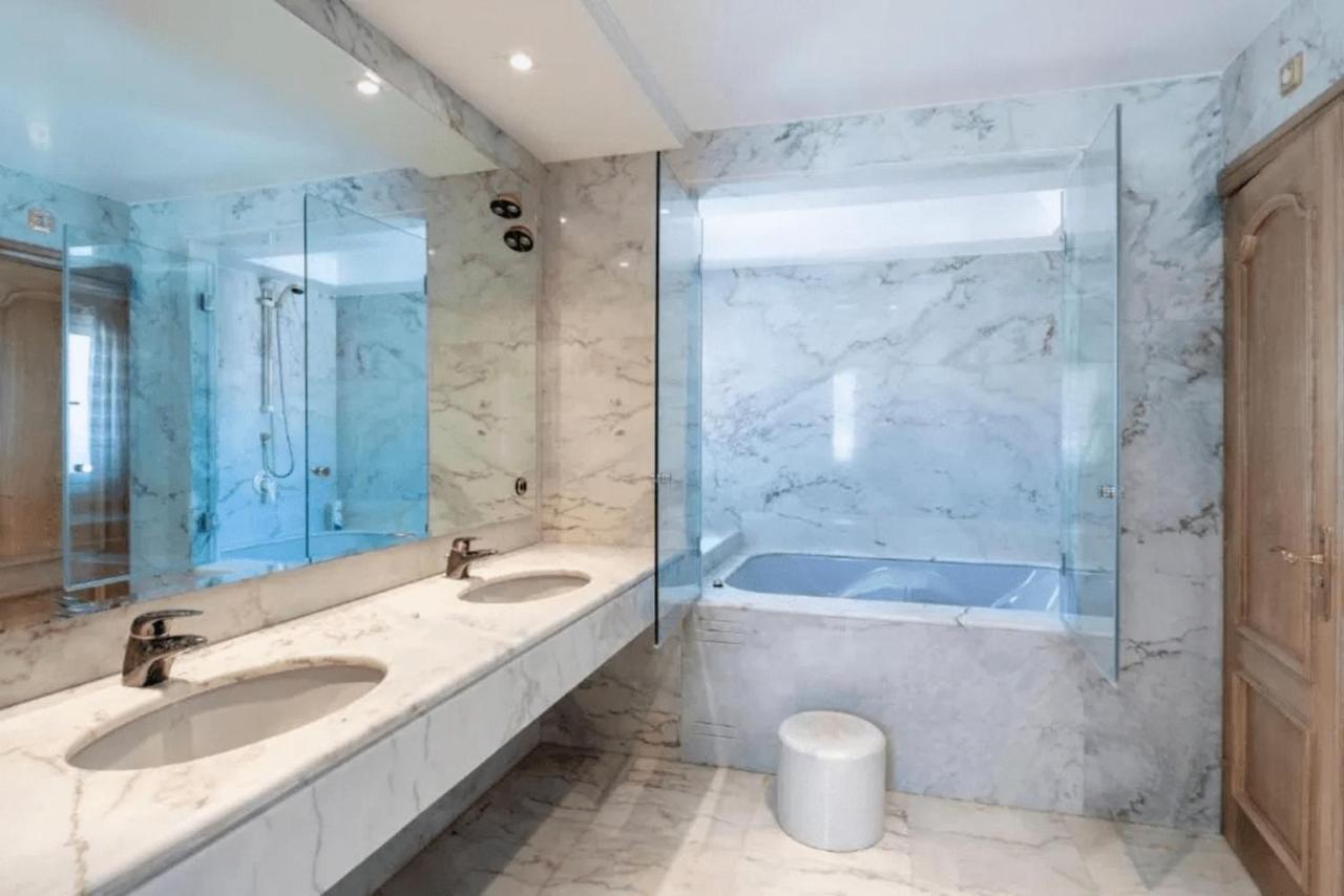 The Palace Marbella - Lavish Beachfront Villa Estepona