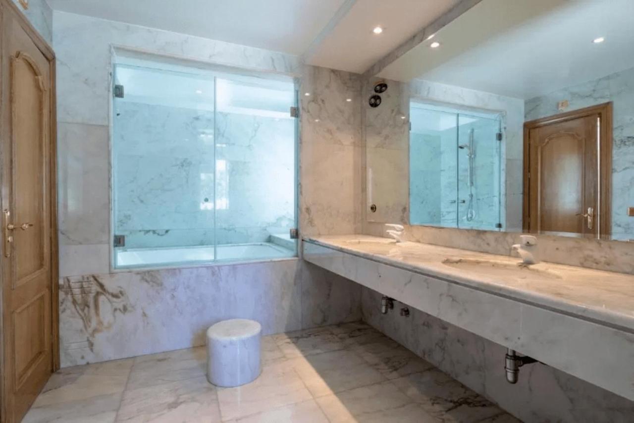 Villa The Palace Marbella - Lavish Beachfront *