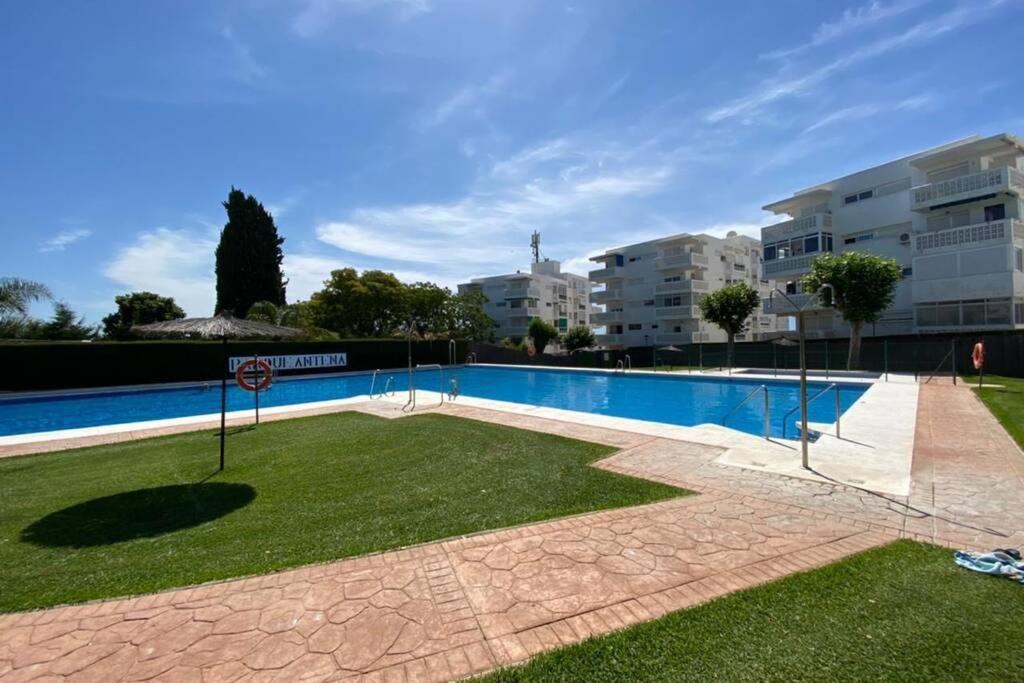 Apartamento En Urbanizacion Parque Antena, Estepona, Totalmente Renovado