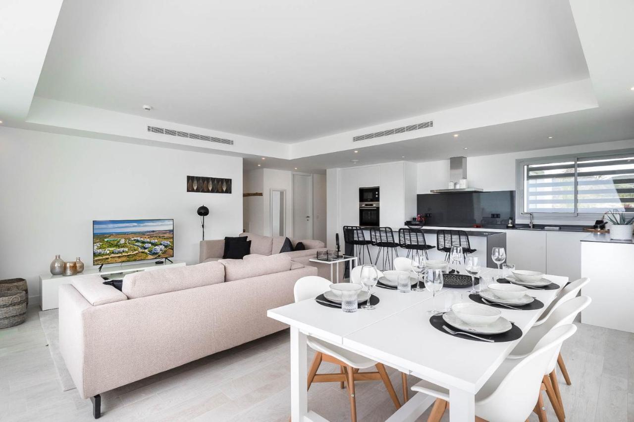 Al-1514 - 3 Bedrooms Apartment Estepona