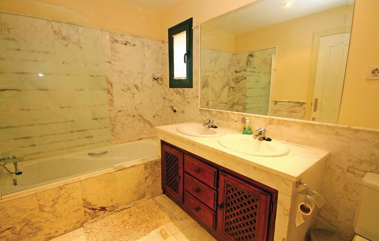 Apartment Beautiful Apartment In Estepona With 3 Bedrooms, Outdoor Swimming Pool And Swimming Pool *