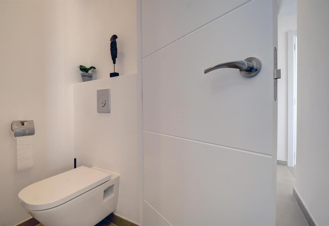 Boulevard Renovated Iberia Apartment