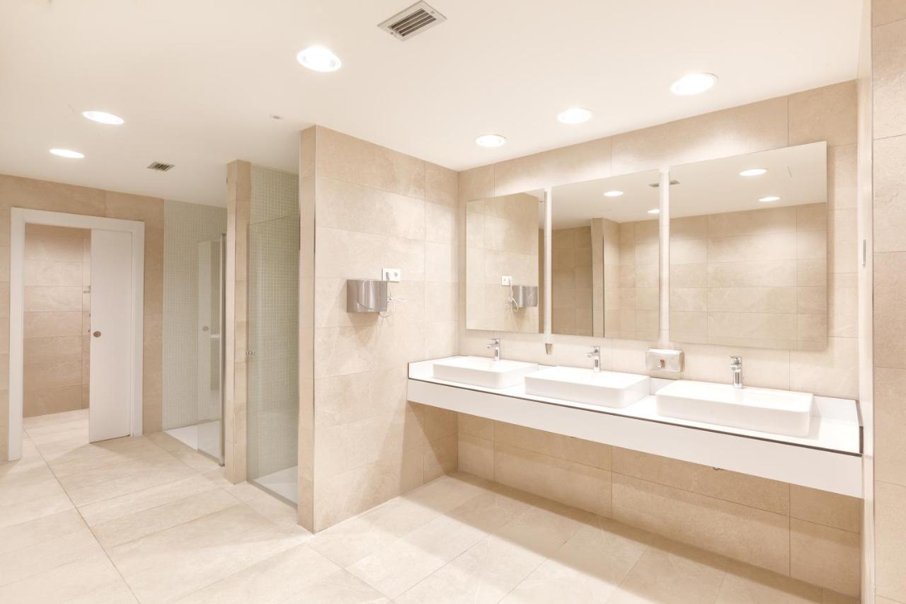 Luxury With 3 Bedrooms Apartment *