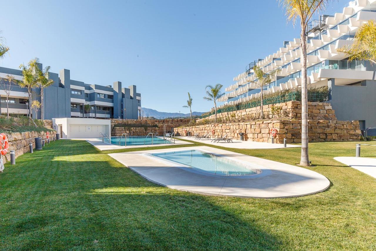 Luxury With 3 Bedrooms Apartment *