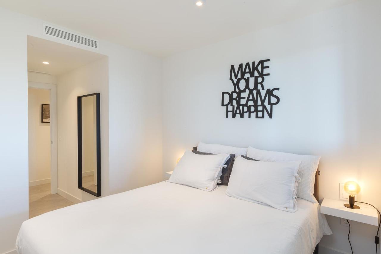 Luxury With 3 Bedrooms Apartment *
