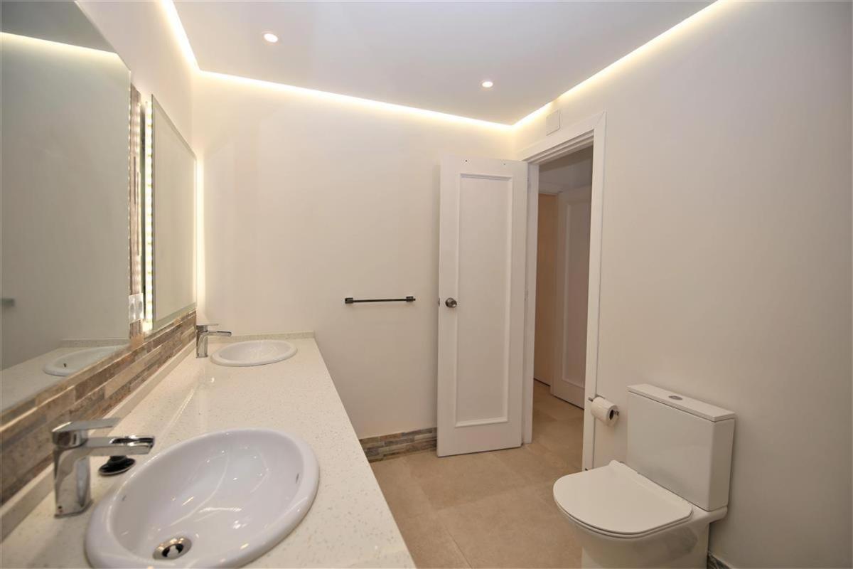 -frontline- Large, 1st Floor Modern Apartment-puerto Paraiso