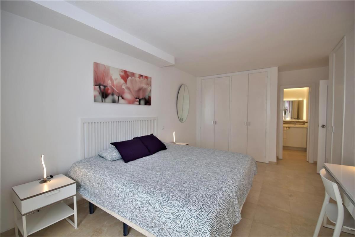 -frontline- Large, 1st Floor Modern Apartment-puerto Paraiso
