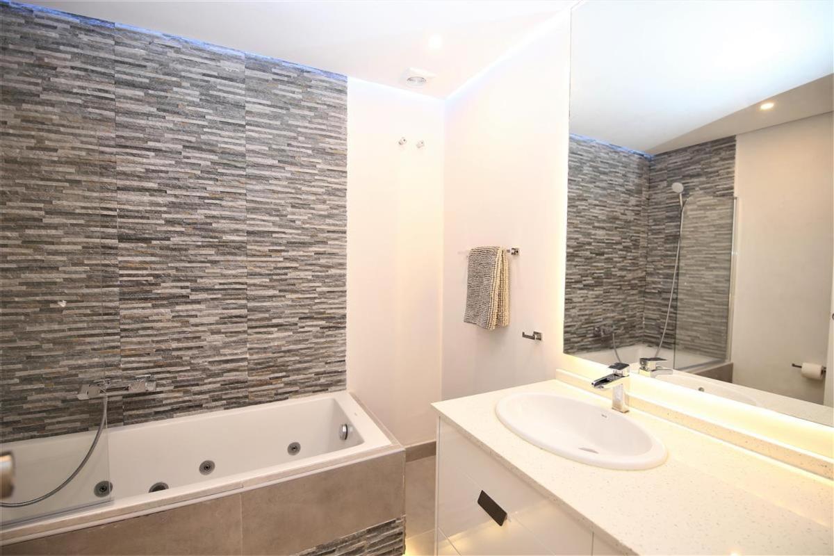 Appartement -frontline- Large, 1st Floor Modern Apartment-puerto Paraiso Estepona