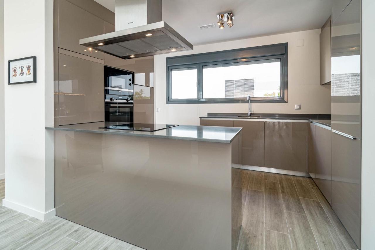 Lmt46 - Modern Style Spacious Townhouse Holiday home *
